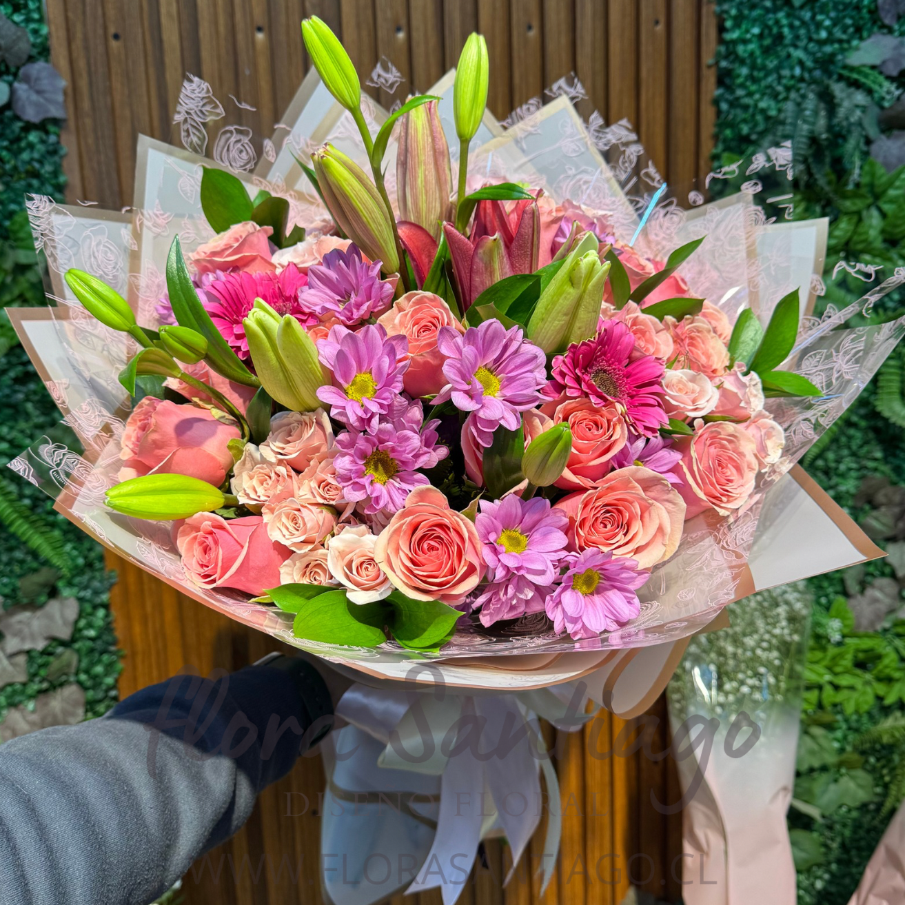 Ramo de 20 rosas rosadas, liliums rosado, margaritas y mini rosas