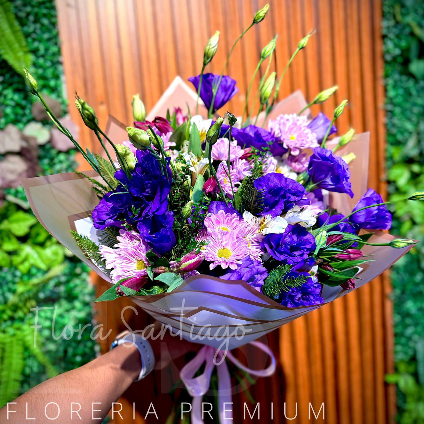 Ramo de lisianthus y margaritas lilas, envuelto para regalo.