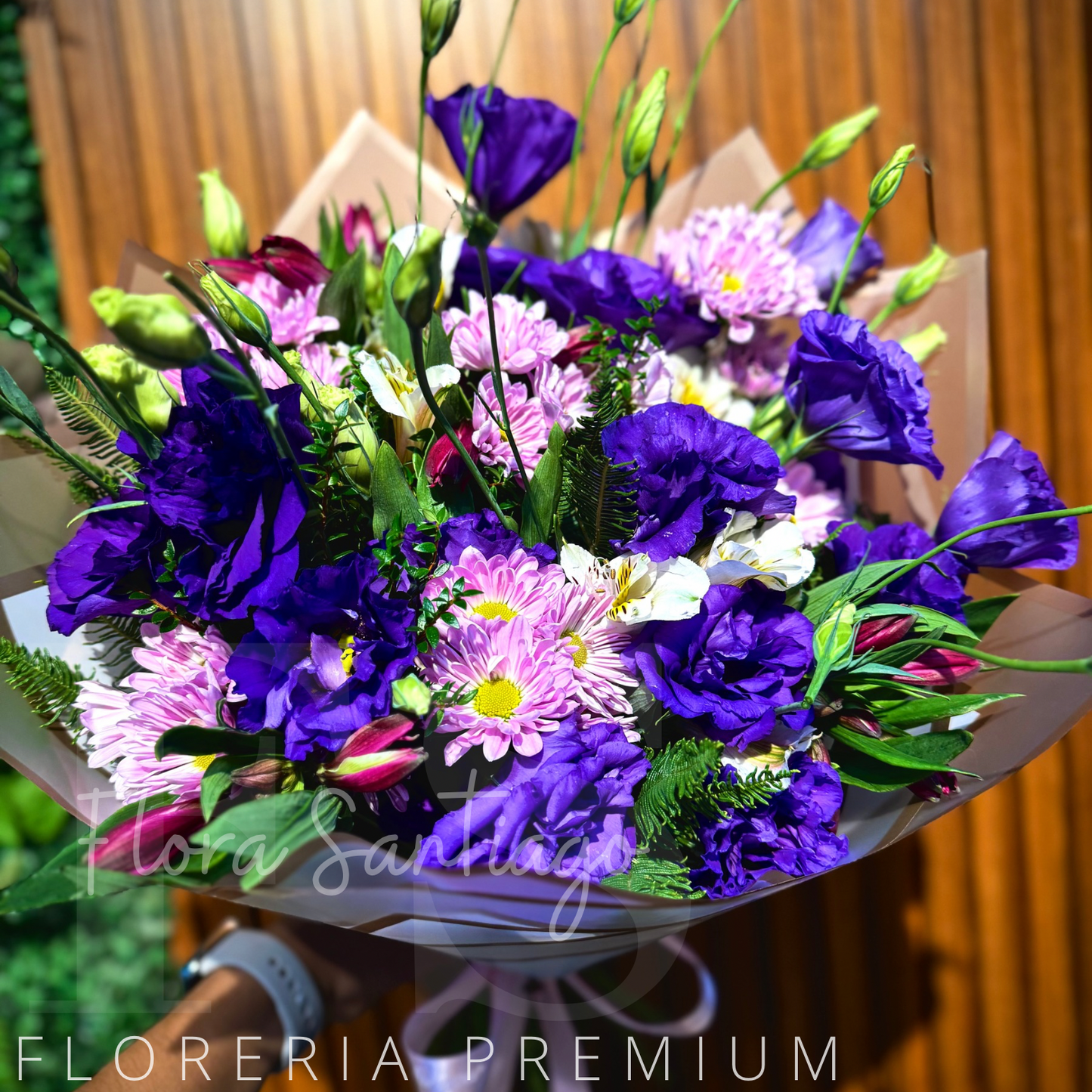 Ramo de lisianthus y margaritas lilas, envuelto para regalo.