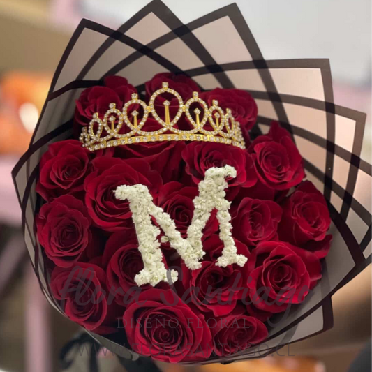 Ramo de 24 rosas rojas y letra en mini flor ilusión blanca