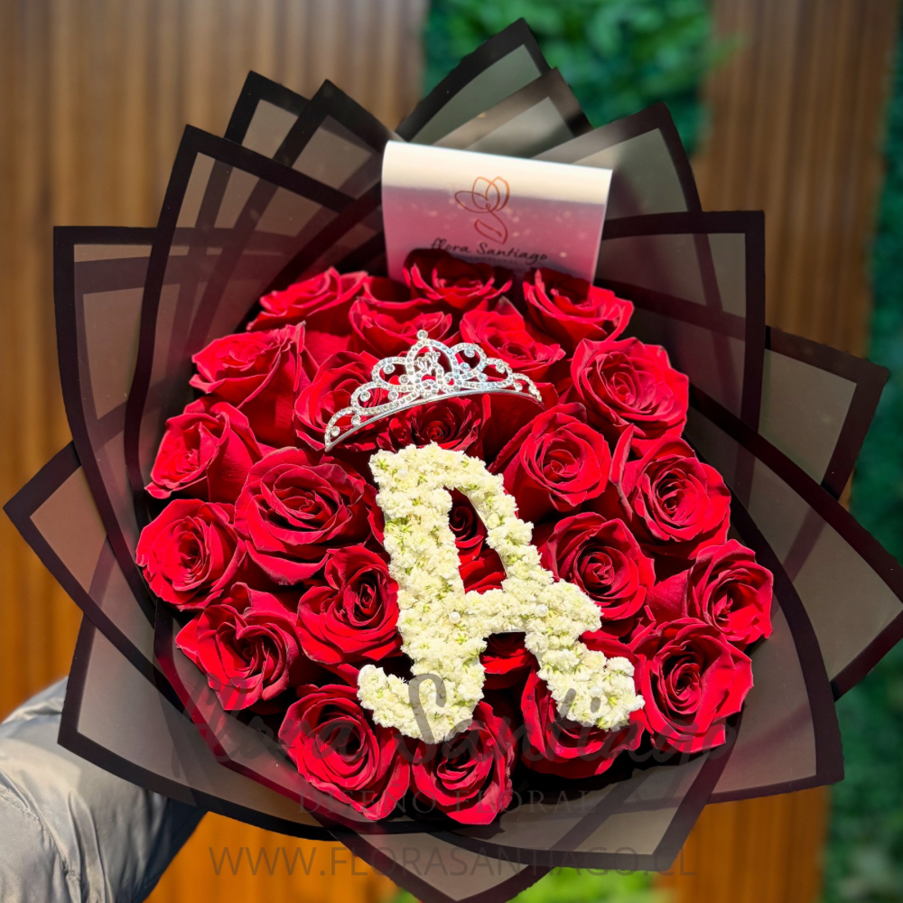 Ramo de 24 rosas rojas con letra en mini flor ilusión blanca y corona de brillantes