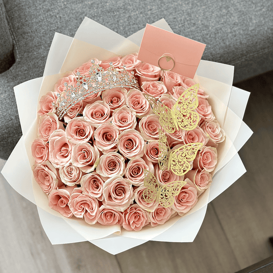 50 rosas rosadas y corona de reina