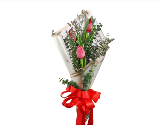 RAMO DE 3 TULIPANES CON ELUCALYPTUS Y LIMONIUM