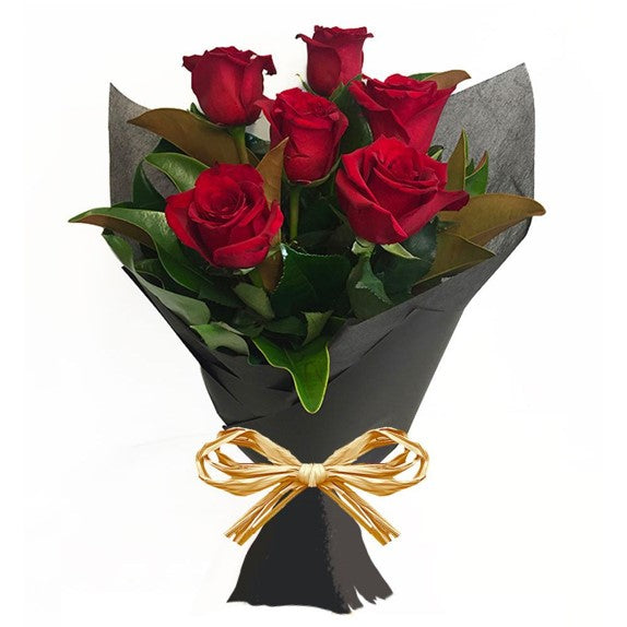 RAMO DE 6 ROSAS ENVUELTO EN PAPEL NEGRO
