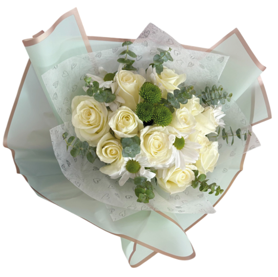 RAMO DE 10 ROSAS BLANCAS Y MARGARITAS