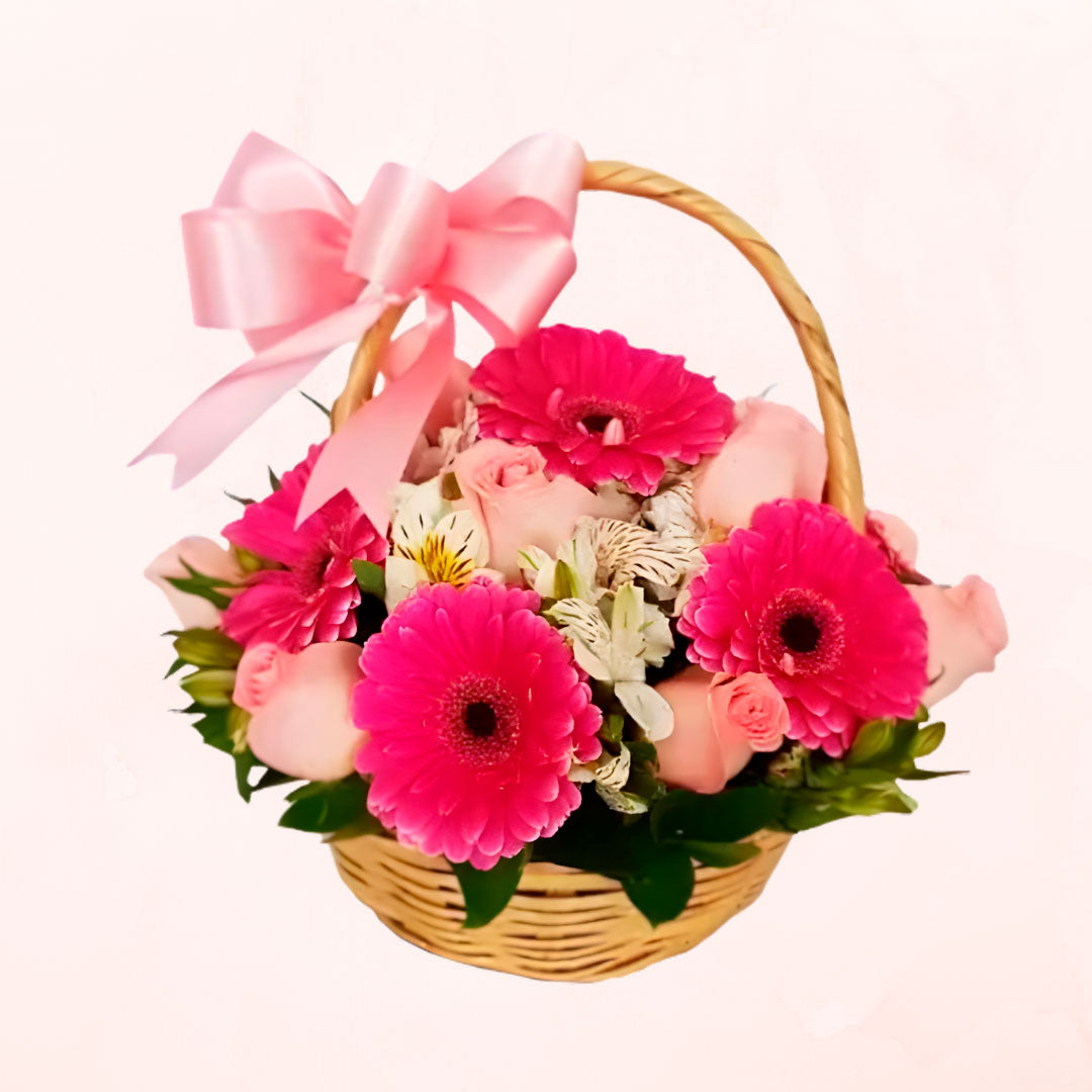 Delicado canasto de 8 Rosas Rosadas y 6 Gerberas