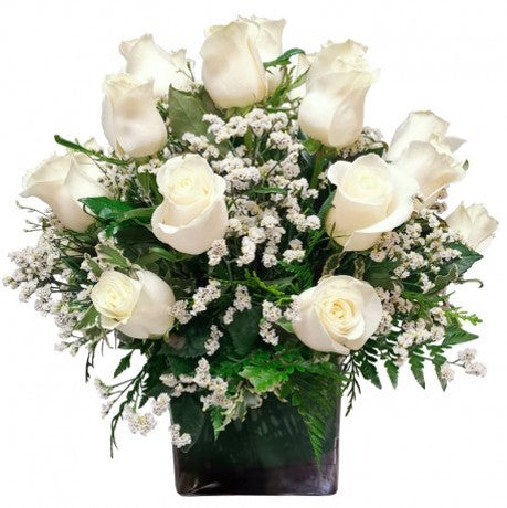 CUBO DE 12 ROSAS BLANCAS Y GYPSOPHILIA